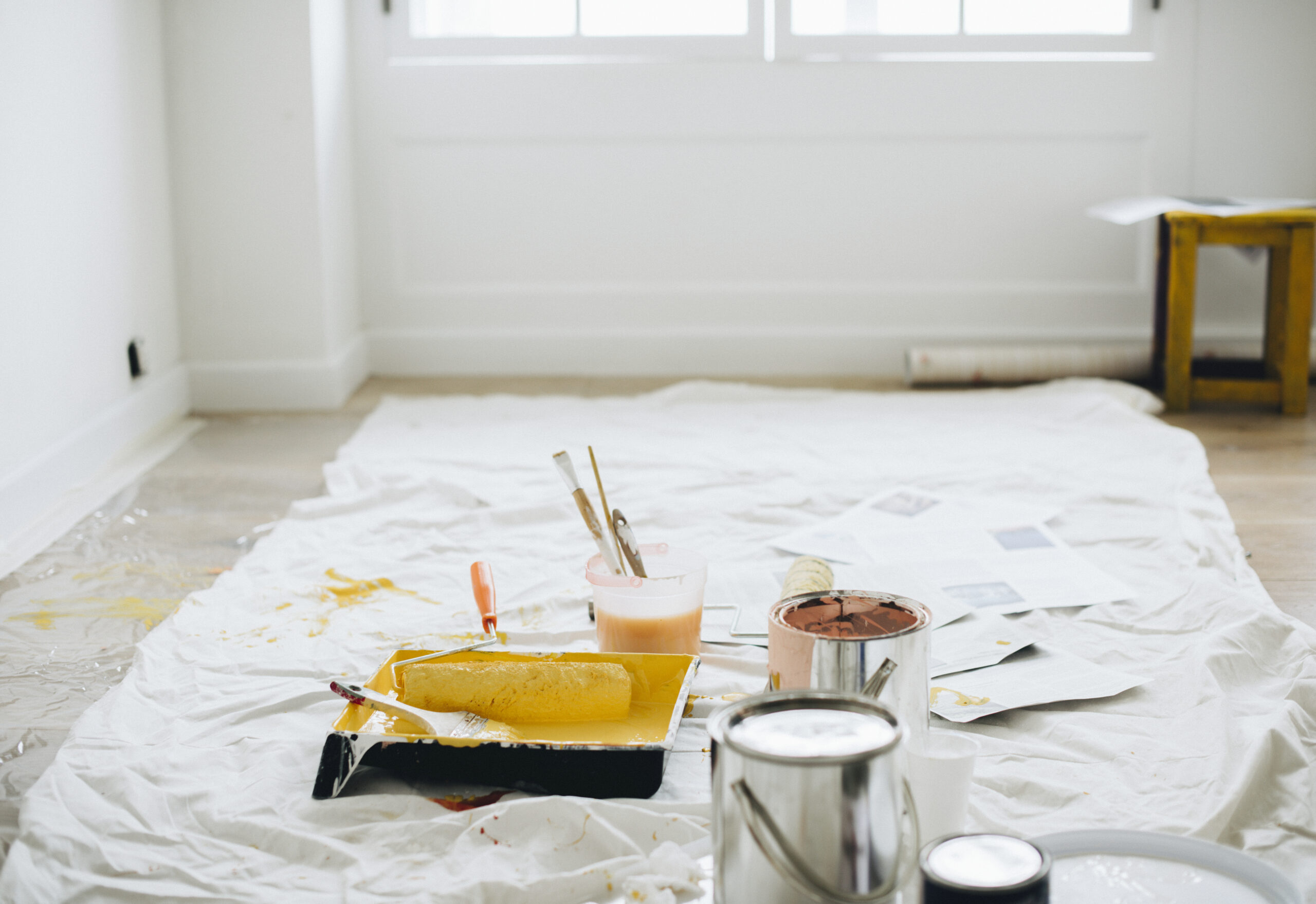 stanza dove fare corsi di formazione con pittura e attrezzatura