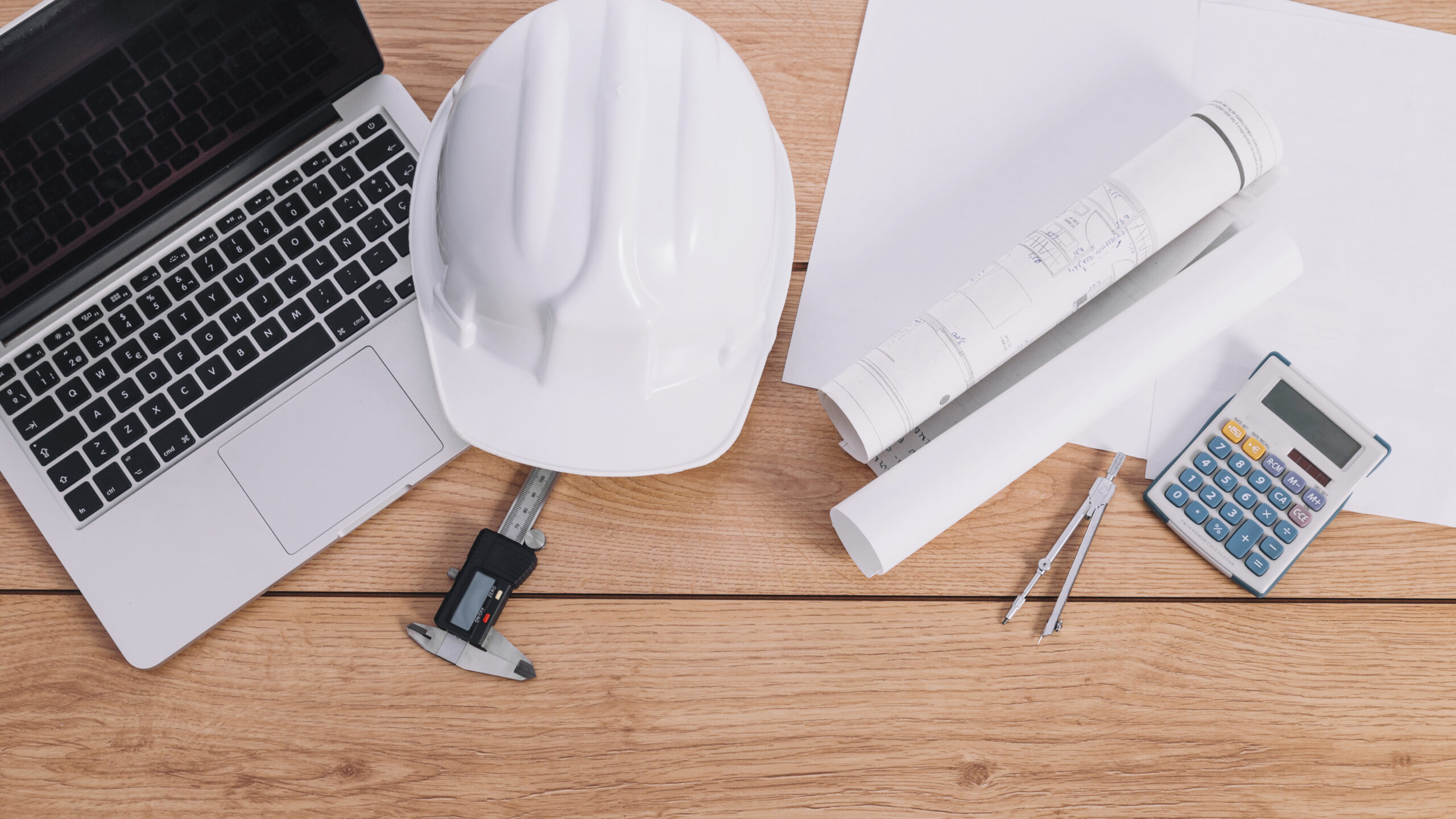 sopralluogo e utensili da cantiere appoggiati su scrivania