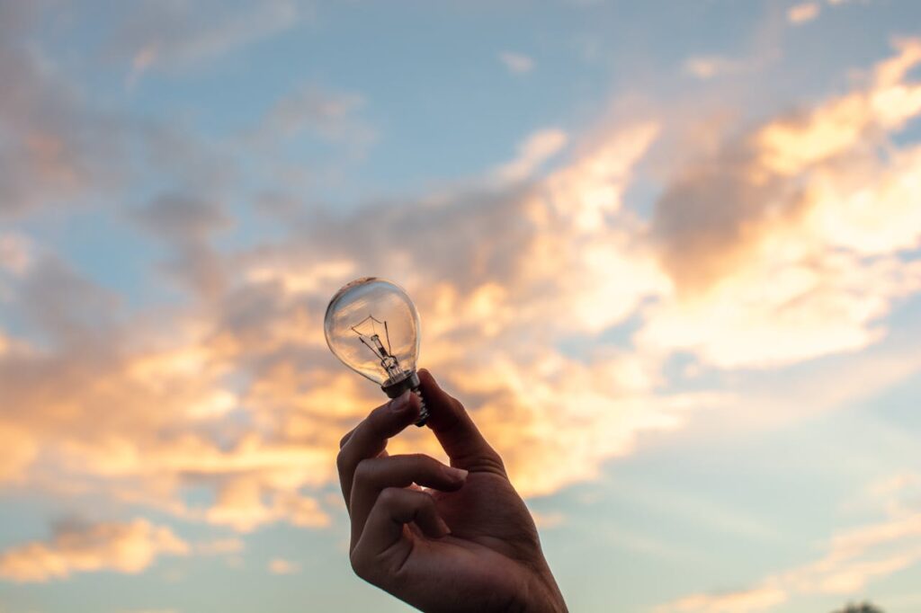 immagine evocativa con un mano che impugna una lampadina per indicare innovazione