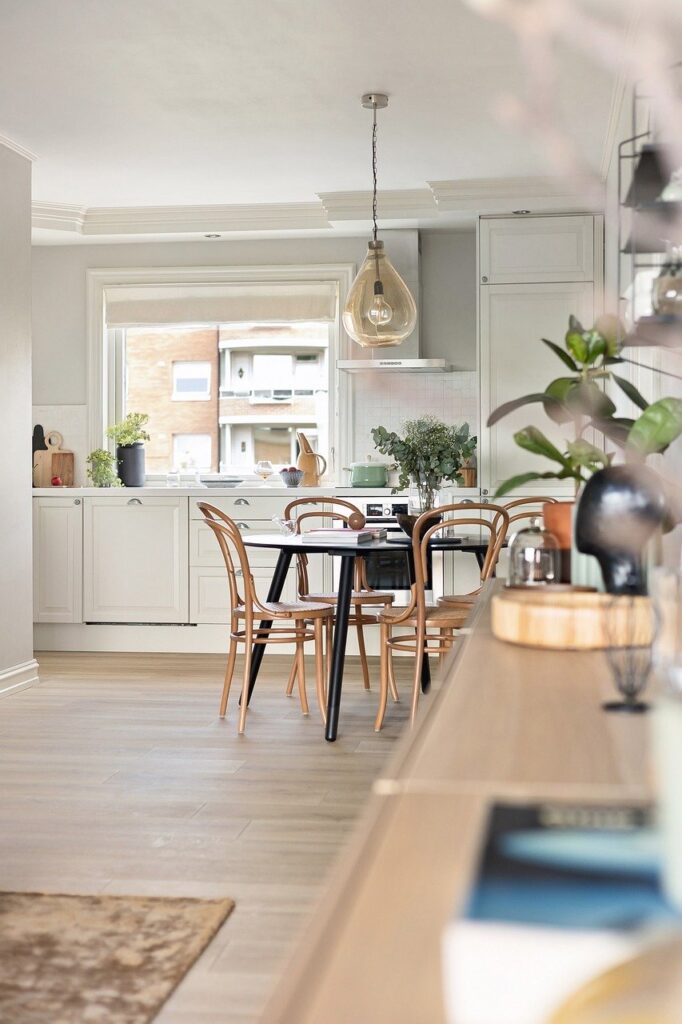 soggiorno decorato con pittura ed elementi architettonici che puoi imparare ad applicare nei corsi di formazione